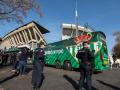 Medidas de seguridad a la llegada del autobús que traslada al Betis al estadio Benito Villamarín para reanudar el partido de octavos de final de la Copa del Rey ante el Sevilla