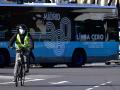 Un ciclista pasa junto a un autobús, en Madrid, a mediados de enero