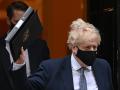 Boris Johnson, sale del número 10 de Downing Street en Londres