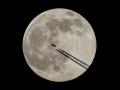 Un avión vuela junto a la Luna la semana pasada
