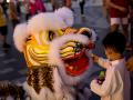 Un niño juega con una de las representaciones del tigre preparadas para las celebraciones del año nuevo chino