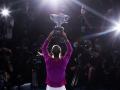 Rafa Nadal posa ante la prensa con el trofeo del Open de Australia