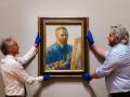 Dos operarios colocan el autorretrato de Vincent Van Gogh de 1887-88 en la galería Courtauld de Londres Reino Unido este martes y que formará parte de la exposición 'Autorretratos de Van Gogh' del 3 de febrero al 8 de mayo