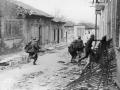 Soldados asaltando un barrio en marzo de 1937