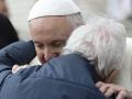 El Papa Francisco abrazando a un anciano durante la audiencia general del 21 de marzo de 2018