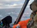 Un helicóptero participa de la búsqueda de los marineros desaparecidos en Terranova después de que su buque naufragara este martes