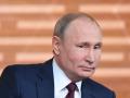 El presidente ruso Vladimir Putin escucha las preguntas posteriores a su conferencia de prensa anual