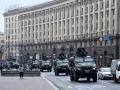Los vehículos militares ucranianos pasan por la plaza de la Independencia en el centro de Kiev el 24 de febrero de 2022.