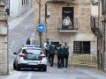 Agentes de la Guardia Civil, en el lugar donde fue asesinado el hombre