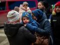 Familias de refugiados ucranianos aguardan junto a la frontera entre Ucrania y Eslovaquia