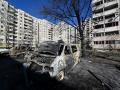 Automóviles destruidos tras los recientes bombardeos en las afueras de Kiev