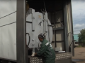 Un operario trabaja en el crematorio portátil creado por una empresa rusa