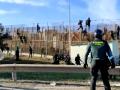Agentes de la Guardia Civil y de la Policía Nacional frente a la valla de Melilla