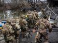 Soldados ucranianos observando la destrucción de un puente en Irpin.