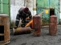 Un voluntario trabaja en un campo convertido en centro de defensa donde se fabrican chalecos antibalas, barricadas y erizos checos antitanque para los soldados ucranianos en Zaporizhzhia.