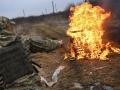 Un soldado ucraniano lanza un coctel Molotov