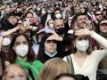 Vista general del público en una mascletá de las primeras Fallas sin restricciones, pero en las que el público asistente deberá utilizar la mascarilla como medida de protección ante la covid. EFE/Ana Escobar