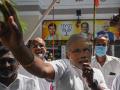 Los partidarios del Partido Bharatiya Janata (BJP) de la India celebran frente a la oficina del partido en Chennai