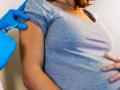 Embarazada recibiendo una dosis de vacunación contra la covid