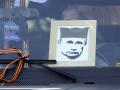 Un automovilista muestra un dibujo del presidente ruso, Vladimir Putin, durante una protesta a favor de Rusia en Belgrado