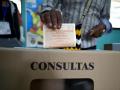 Una persona vota en un colegio electoral en el departamento de Cauca