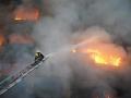 Los bomberos luchan contra las llamas en un edificio al oeste de Kiev