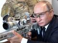 El presidente ruso, Vladimir Putin, apunta con un rifle durante una visita al centro militar de exhibición Patriot en las afueras de Moscú