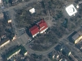 La palabra "niños" escrita en ruso, visible desde el aire, junto al teatro bombardeado en Mariúpol