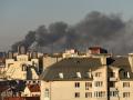 Una columna de humo se eleva después del bombardeo ruso sobre la ciudad de Leópolis