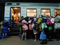 Personas esperando a subir en el tren de Lviv para llegar a Polonia