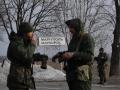 Militares de la «Milicia Popular de la RPD» hablan en las afueras de la ciudad de Mariúpol