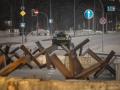 Un blindado ucraniano transita por una carretera en Kiev, este viernes