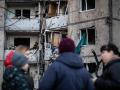 Vecinos de Kiev observan un bloque de viviendas destruido tras un bombardeo ruso