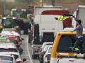 Un grupo de transportistas gallegos circulan con más de un centenar de camiones y vehículos agrarios, haciendo sonar la bocina para protestar por el alza de los precios del combustible, este lunes en Santiago de Compostela