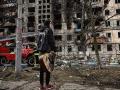 Un joven contempla las ruinas de un edificio bombardeado, en Mariúpol, la semana pasada