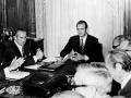 Juan Carlos I, presidió la primera reunión del gabinete el 31 de octubre de 1975 con el primer ministro Carlos Arias Navarro y el ministro del Interior, José García Hernández