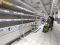 Una mujer observa unas estanterías vacías de legumbres en un supermercado de Madrid este miércoles