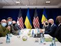 El presidente de EEUU. Joe Biden (centro a la derecha) se reúne con los ministros de Exteriores y Defensa de Ucrania (Izquierda)