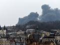 Una inmensa columna de humo se levanta tras el bombardeo ruso a un depósito de combustible en Leópolis