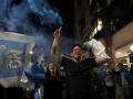 Uruguayos celebran en Montevideo el triunfo del 'No' en el referéndum de este domingo
