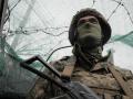 Soldado ruso en territorio de combate en Ucrania