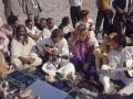 Los Beatles durante su concierto para Maharishi (i), gurú religioso de la India, en la India