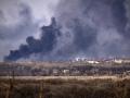 Una columna de humo posterior a un bombardeo en la localidad Rubizhne, en la región del Donbás