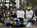 Varias personas se concentran en Las Ramblas de Barcelona en protesta por la invasión rusa de Ucrania