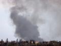 Una columna de humo emana de los restos, calcinados, del aeropuerto internacional de Dnipro