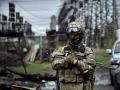 Un soldado ruso hace guardia en la central eléctrica de Luhansk en la ciudad de Shchastya