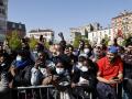 Varios habitantes del suburbio parisino de Saint Dennis jalean al candidato a la presidencia de Francia Emmanuel Macron