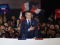 El vencedor de las presidenciales, Emmanuel Macron, saluda a sus seguidores congregados en el campo de Marte parisino