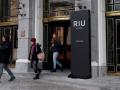 Un grupo de turistas en la puerta del hotel RIU Plaza en la plaza de España en Madrid