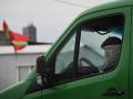 Un hombre conduce su coche en Varnita, en la frontera entre Transnistria y Moldavia, este jueves